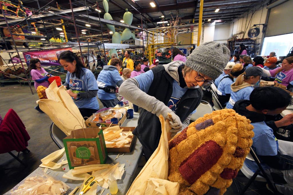 Este año, la entrega y el compromiso se mantiene. La voluntaria Valerie Caparino, de La Mirada, dedicó tiempo este martes a la decoración de este elote gigante que forma parte de la carroza Dona Vida, Un Legado.