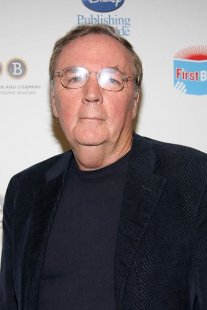 JAMES PATTERSON- Patterson en sí es una industria, como pocos él logró colocar 20 de sus libros en la lista de los más vendidos de 2010.