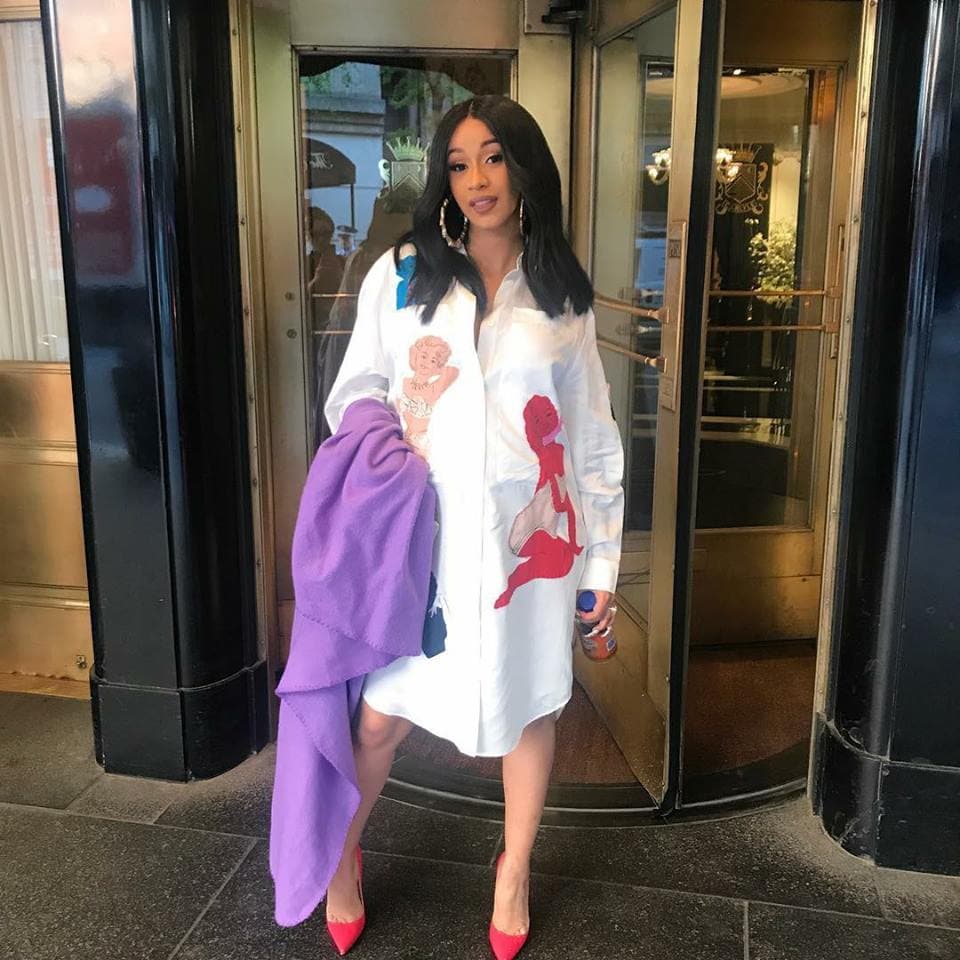 Contrario a las anteriores mamás famosas, la rapera Cardi B no anunció su embarazo a través de redes sociales, sino que lo confirmó a nivel nacional durante una presentación en el programa 'Saturday Night Live'. La intérprete de 'Bodak Yellow' espera su primer hija fruto de su relación con el también rapero Offset, con quien está comprometida.