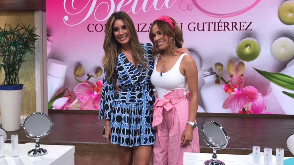 Karla Martínez le dio la bienvenida y le pidió compartiera algunos tips para el cuidado de la piel.