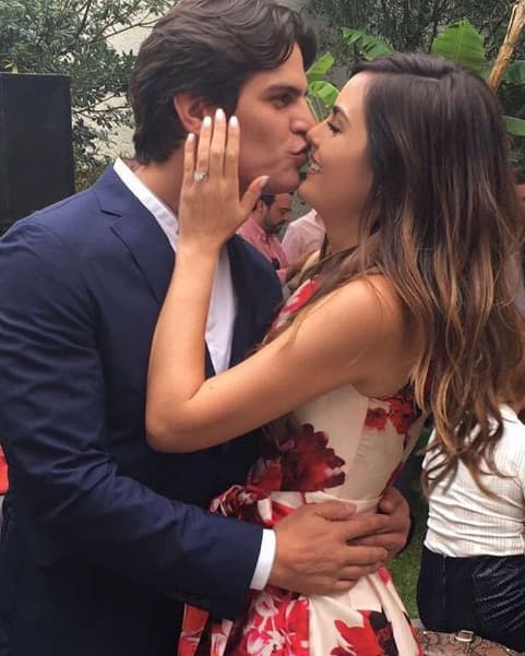 "Hoy mi @jcvalladares me dio la sorpresa más linda del mundo !!!! Soy la más feliz del universo !!!!! Me caso con el mejor hombre, mi mejor amigo y con quién sueño formar una familia 🙏🏼😍❤️ te amoooooo !!!! Eres el mejor !!!!!!! 💍", escribió Ximena.