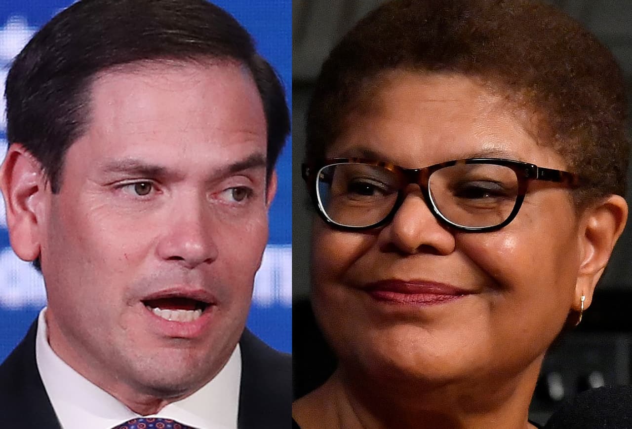 ¿De qué acusan a Karen Bass los políticos cubanoamericanos de Florida?