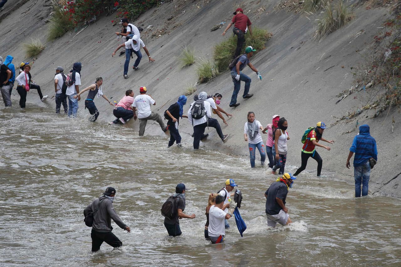 Some marchers had to take refuge in the contaminated Güaire River, which crosses the city of Caracas. April 19, 2017.