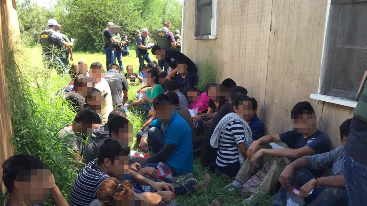Descubren a 52 inmigrantes indocumentados hacinados en una casa de seguridad en el sur de Texas