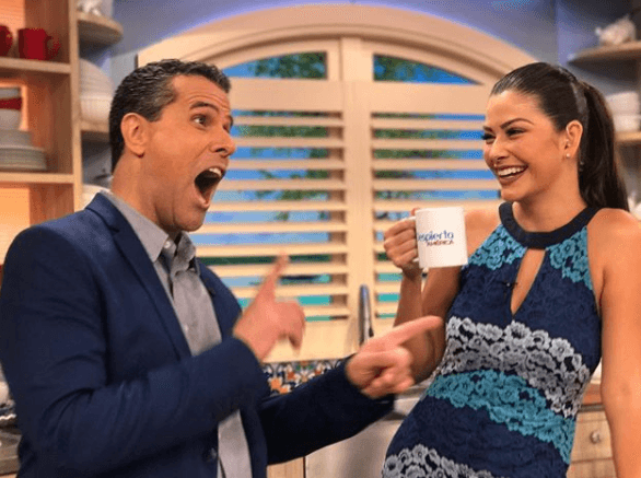 Algo muy divertido le estará platicando Marco Antonio Regil a Anita.