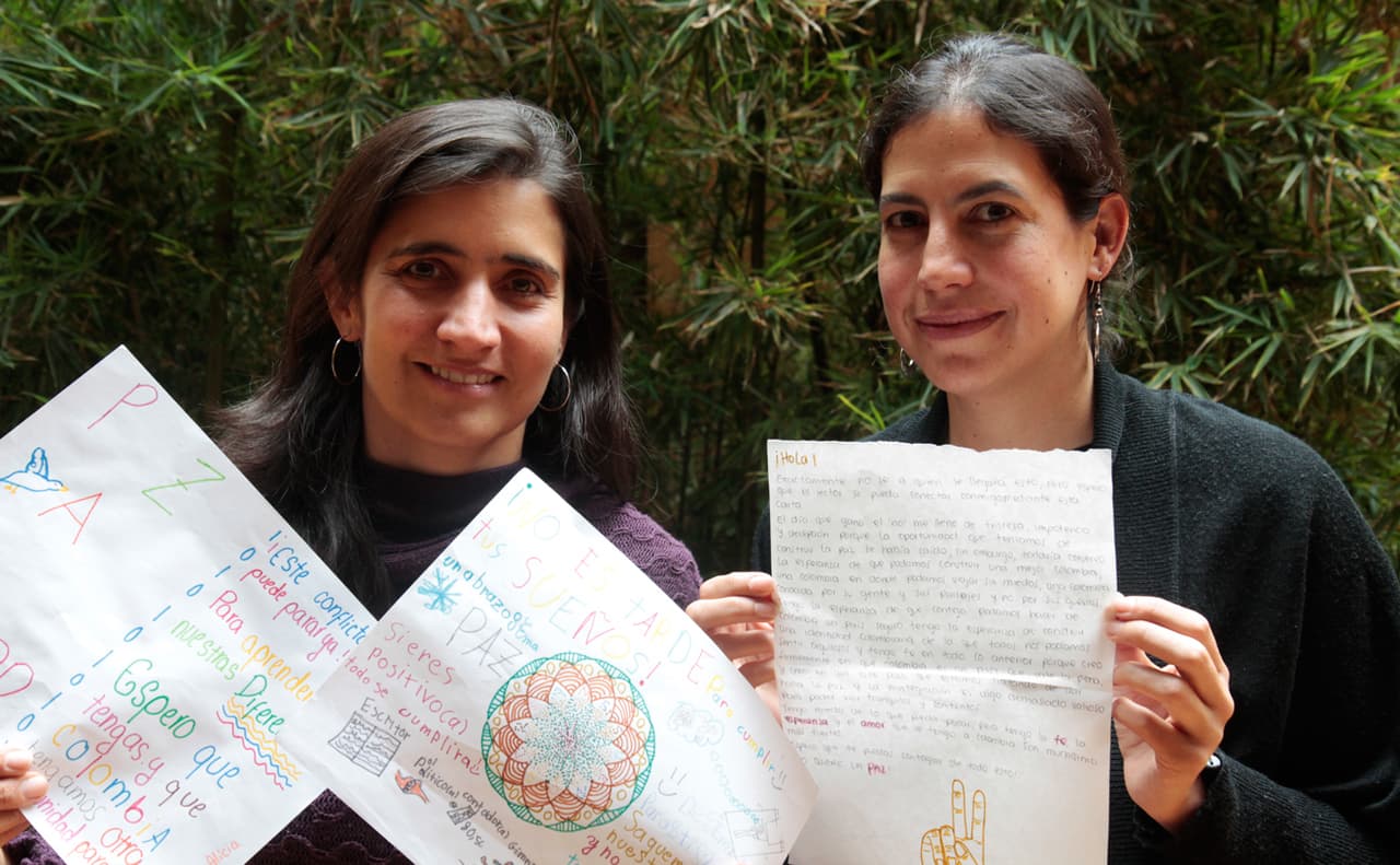 Juana Oberlaender, de la fundación Enlaza, y Juana Garcia, de la Universidad de Los Andes, muestran algunas cartas.