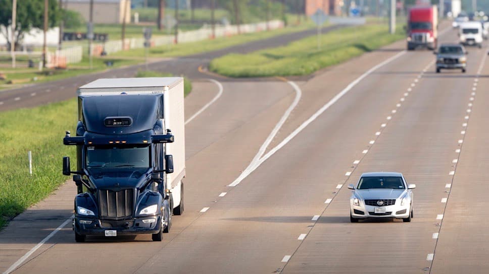 Camión sin conductor equipado con el sistema de manejo autónomo Aurora Driver, con capacidades de inteligencia artificial, circulando por una autopista de Texas.