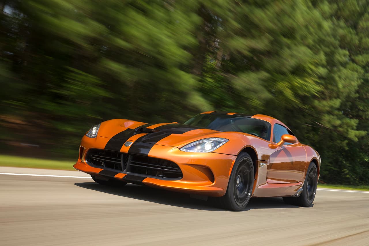<b>Dodge Viper</b> (1992 – 2017): A pesar de su amenazante aspecto y de sus prestaciones de superauto, el Dodge Viper siempre sufrió de una crisis de identidad. Nacido en 1992 como símbolo del poderío de la renacida Chrysler Motors gracias presidencia de Lee Iaccoca quien se retiró ese mismo año, el Viper era demasiado único para su propio beneficio. El público no sabía si identificarlo como un exótico o como un hierro netamente estadounidense. Después de la salida de su segunda generación en el año 2010 el Viper se tomó un asueto de dos años para regresar en el año 2012 como el SRT Viper, perdiendo así el patrocinio de Dodge para encabezar la
<b>efímera división de autos de alta potencia SRT</b>. En el año 2015 el Viper regresó al establo de Dodge para ser finalmente descontinuado al final de 2016.