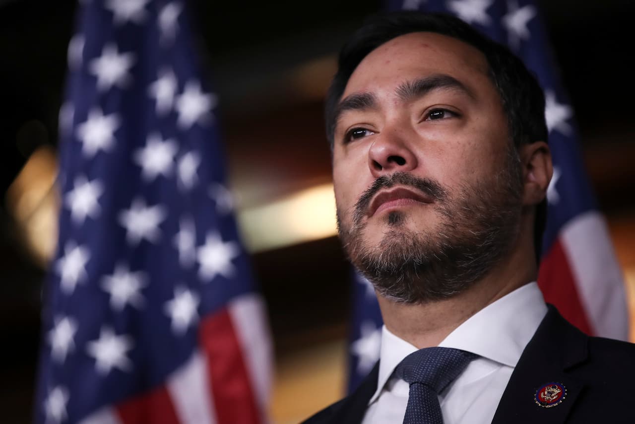 El congresista mexicoamericano Joaquín Castro, representante del distrito 20 (San Antonio) y líder del caucus hispano, criticó la participación del secretario de Estado, Mike Pompeo, en la convención y anunció una investigación. 
<br>