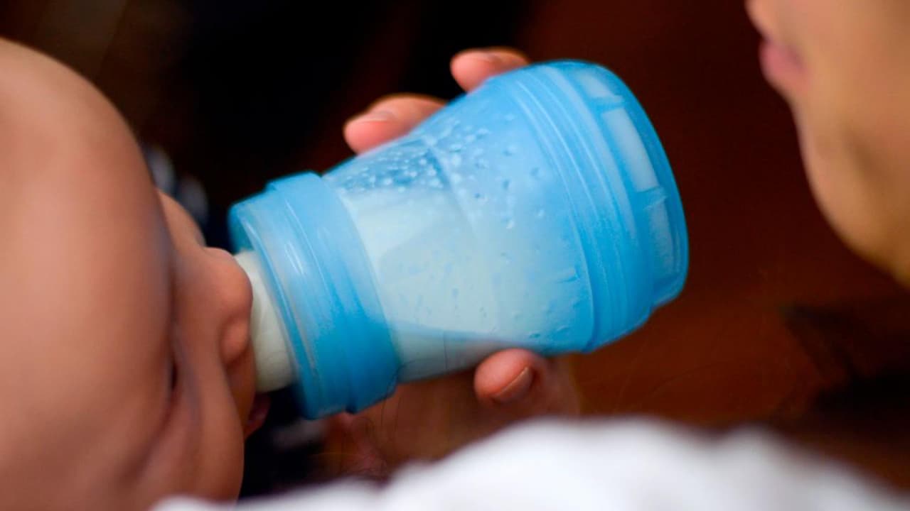 “No lo recomiendo para nada, puede ser muy peligroso”, dijo la dietista registrada Luisa Sabogal a Univision 34 Los Ángeles. Advirtió a los padres no diluir la fórmula, ni producir nuevas combinaciones en casa, ya que pondrían en riesgo la salud del recién nacido.