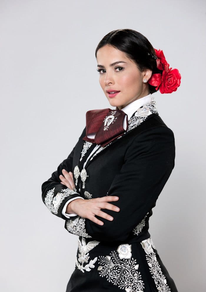 Muy guapa se ve Danna García en el traje de mariachi que usó para su actuación en el melodrama 'Qué bonito amor'.