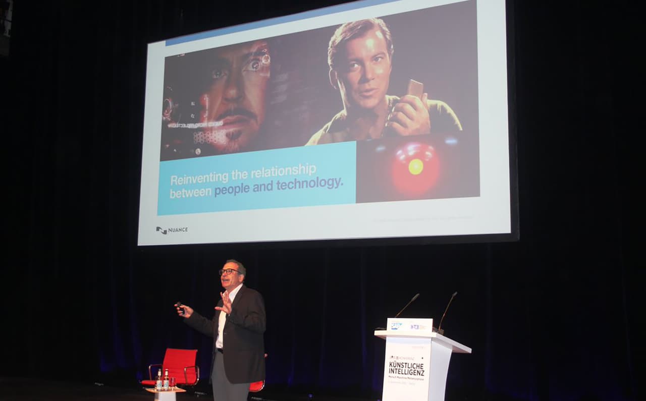 <b>Charlie Ortiz</b>: es un físico puertorriqueño, con más de 20 años de experiencia en inteligencia artificial y robótica. Actualmente es el director del laboratorio de inteligencia artificial y procesamiento de lenguaje natural en Nuance, empresa especializada en el desarrollo de software de reconocimiento de voz. Está detrás del software de Siri, la asistente virtual de Apple.