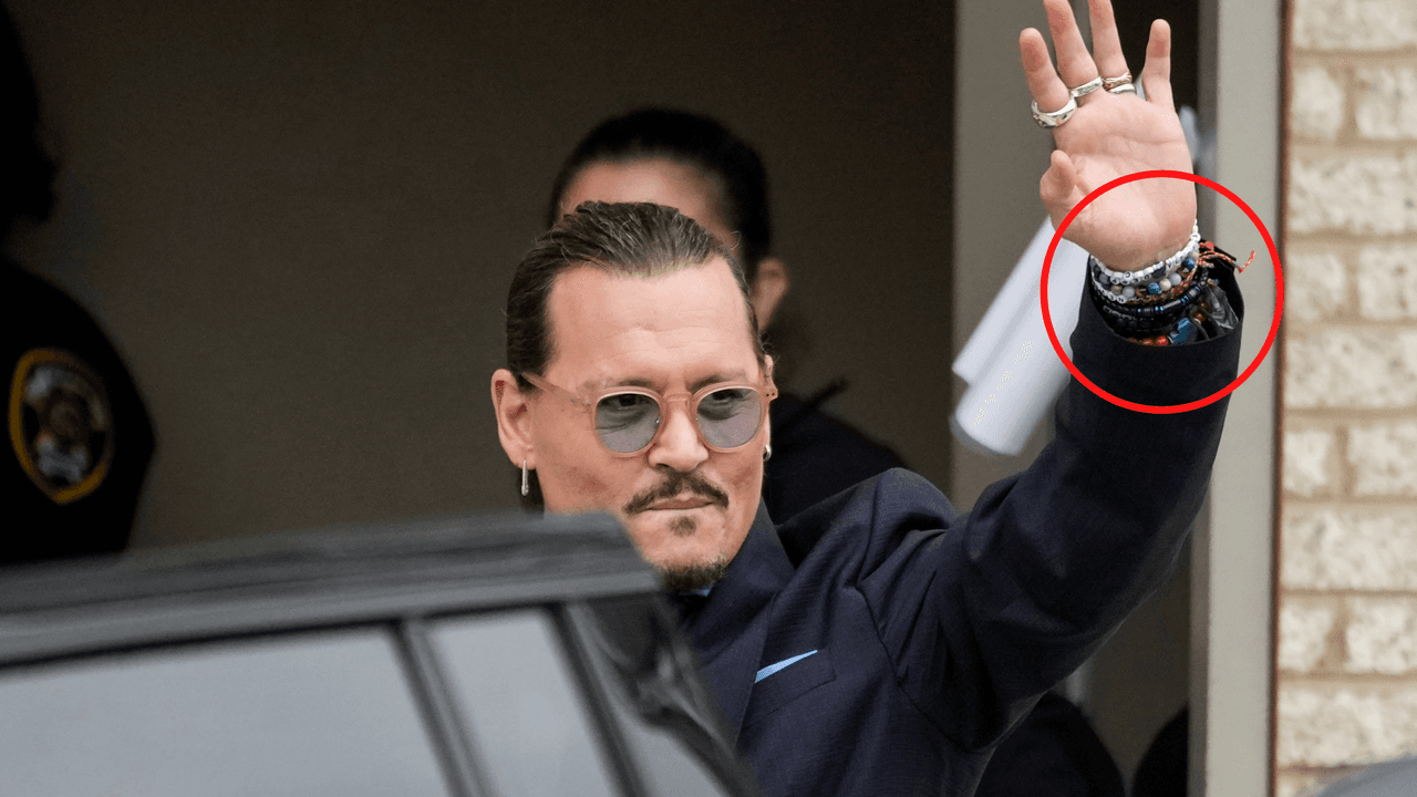 Johnny Depp tiene una gran cantidad de pulseras en la mano izquierda