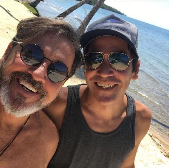 <b>Héctor </b>
<br>También es producto del primer matrimonio de Ricardo. Se trata de un autor, compositor y cantante que ha colaborado con artistas como el grupo CNCO o Abraham Mateo.