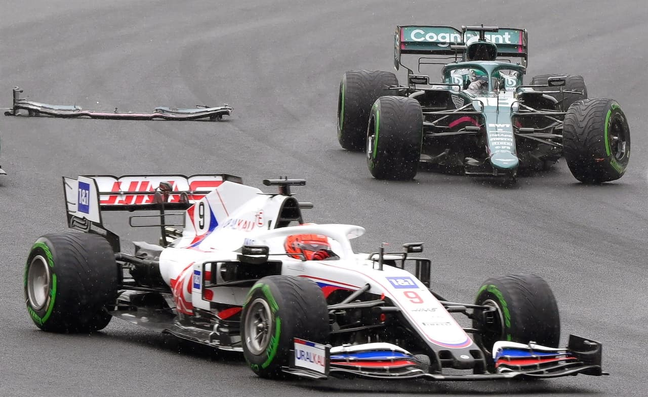 Esteban Ocon es campeón del Gran Premio de Hungría. La carrera se vio accidentada y detenida con bandera roja cuando Bottas se deslizó hacia la parte trasera del McLaren de Norris, quien se inclinó hacia el auto de Verstappen, y Bottas se estrelló contra el segundo Red Bull de Sergio Pérez. Stroll intentó zambullirse por el interior en la curva 1, pero golpeó el Ferrari de Charles Leclerc, que a su vez chocó contra Ricciardo. Vettel fue segundo y Hamilton consiguió la tercera posición.