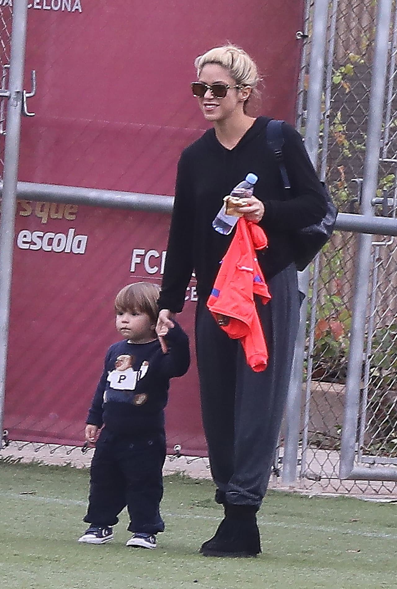 La esperanza muere al último, así que Shakira volvió a la cancha con Sasha de la mano.