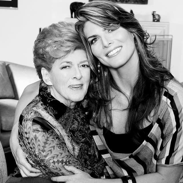 El 2014 fue un año muy difícil para Montserrat Oliver, pues perdió a sus "grandes pilares": su madre doña Rosa María Grimau Sendra de Oliver y sus dos tías, además de una de sus perras.