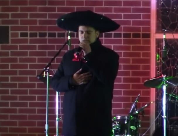 Desafiando el frío y la nieve, miles de peregrinos llegaron hasta el Cerrito del Tepeyac en Des Plaines para rendirle homenaje a la Patrona de México y Emperatriz de América, la Virgen de Guadalupe.