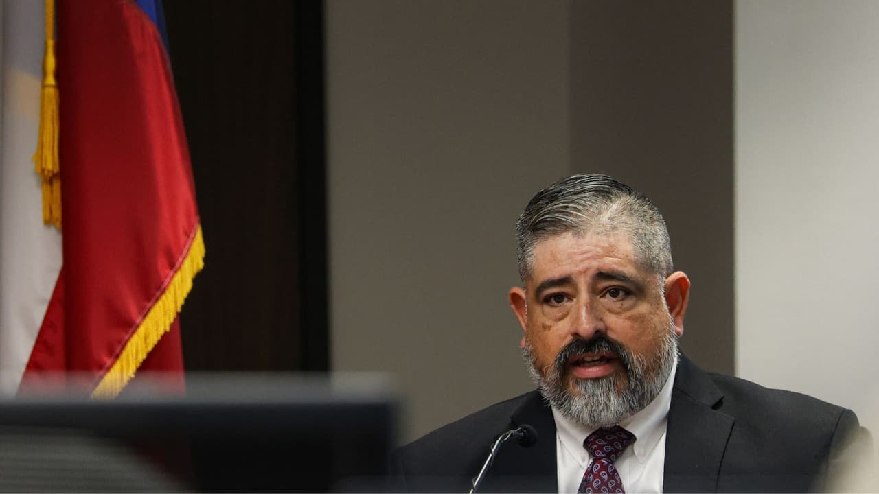 La Fiscalía recordó el caso de 
<b>Jackie Cazares, una menor que</b> 
<b>llegó al hospital con signos vitales</b>, pero falleció. La fiscalía argumentó que, de haber existido una respuesta más rápida por parte de oficiales entrenados, su vida pudo haberse salvado.