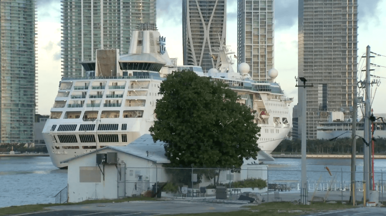 En este barco iba Milagros Navarro, una puertoriqueña quien dijo que su deseo era ir a Cuba. "Lloré como nunca lloré, viendo a la gente despidiéndonos, fue bien triste. Se pararon en frente de la orilla a despedirnos”, comentó.
<br>
