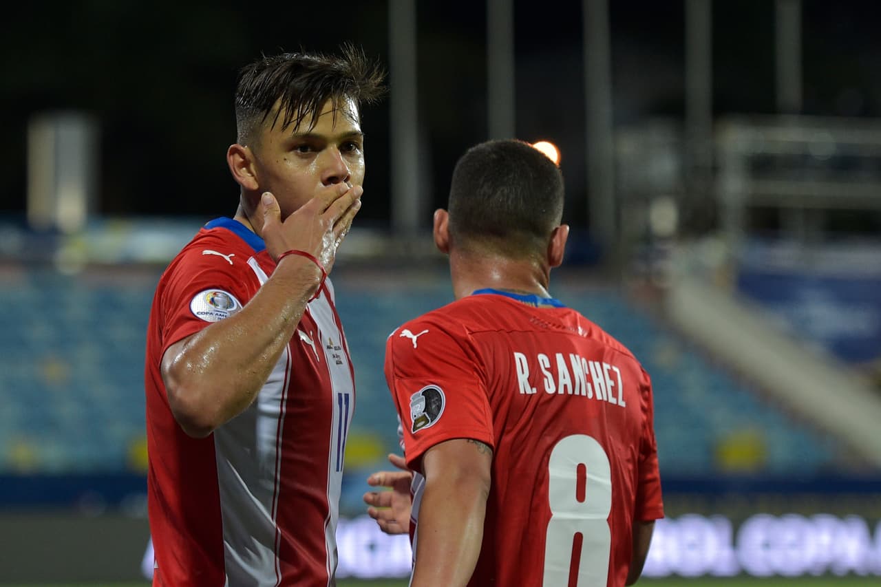 Bolivia se adelantó con un penalti, pero Paraguay le dio la vuelta con un doblete de Ángel Romero y otro tanto de Alejandro Romero.