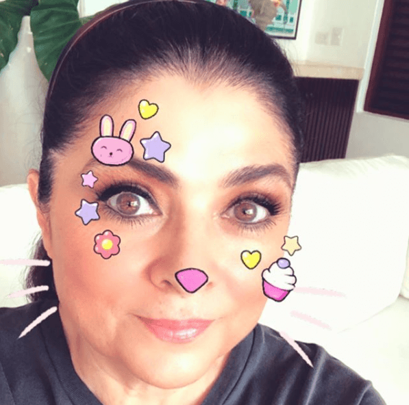 De acuerdo con Pedro Ortiz de Pinedo, Victoria Ruffo tendrá un personaje “que 
<b><a href="https://www.univision.com/famosos/a-victoria-ruffo-no-le-importa-que-eugenio-derbez-la-llame-fiera-porque-ella-sabe-que-lo-es-fotos">va a sorprender a mucha gente</a></b> porque nunca la hemos visto interpretar algo así en televisión, estoy seguro que 
<b>les va a sacar muchas risas</b> y los va a sorprender".
