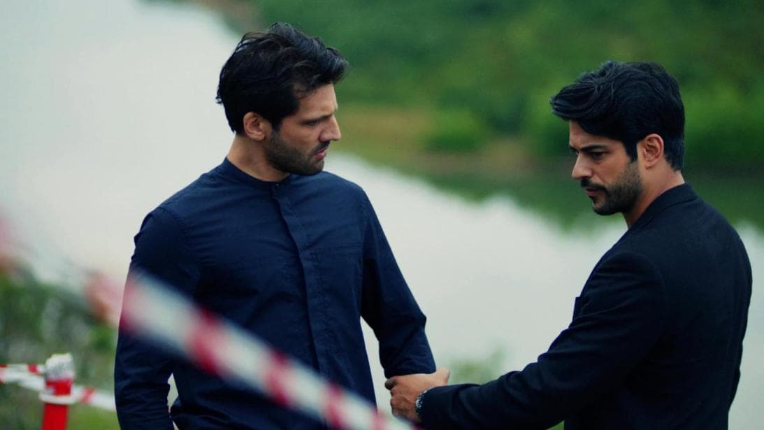 Emir no pudo escapar como planeaba, Kemal lo tomó del brazo. Así, ambos se encontraban de cara a la muerte, cualquier forcejeo haría que los dos volaran.