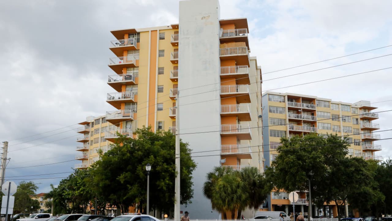 El alcalde de North Miami Beach Anthony DeFilippo, dijo que el edificio debe completar su proceso de rectificación de 40 años.