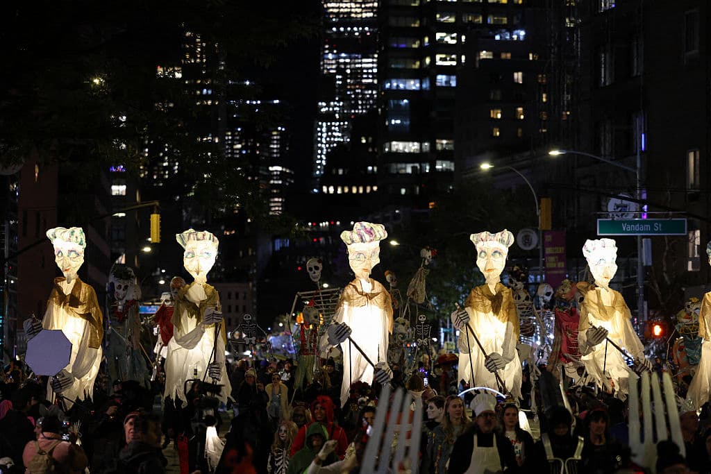 El tema de 2025 fue "It's a Potluck! / Imagine! ALL the People", con un enfoque en la imaginación colectiva y la inclusión. El desfile incluyó marionetas gigantes, bandas de tambores, bailarines de Broadway y flotadores temáticos.