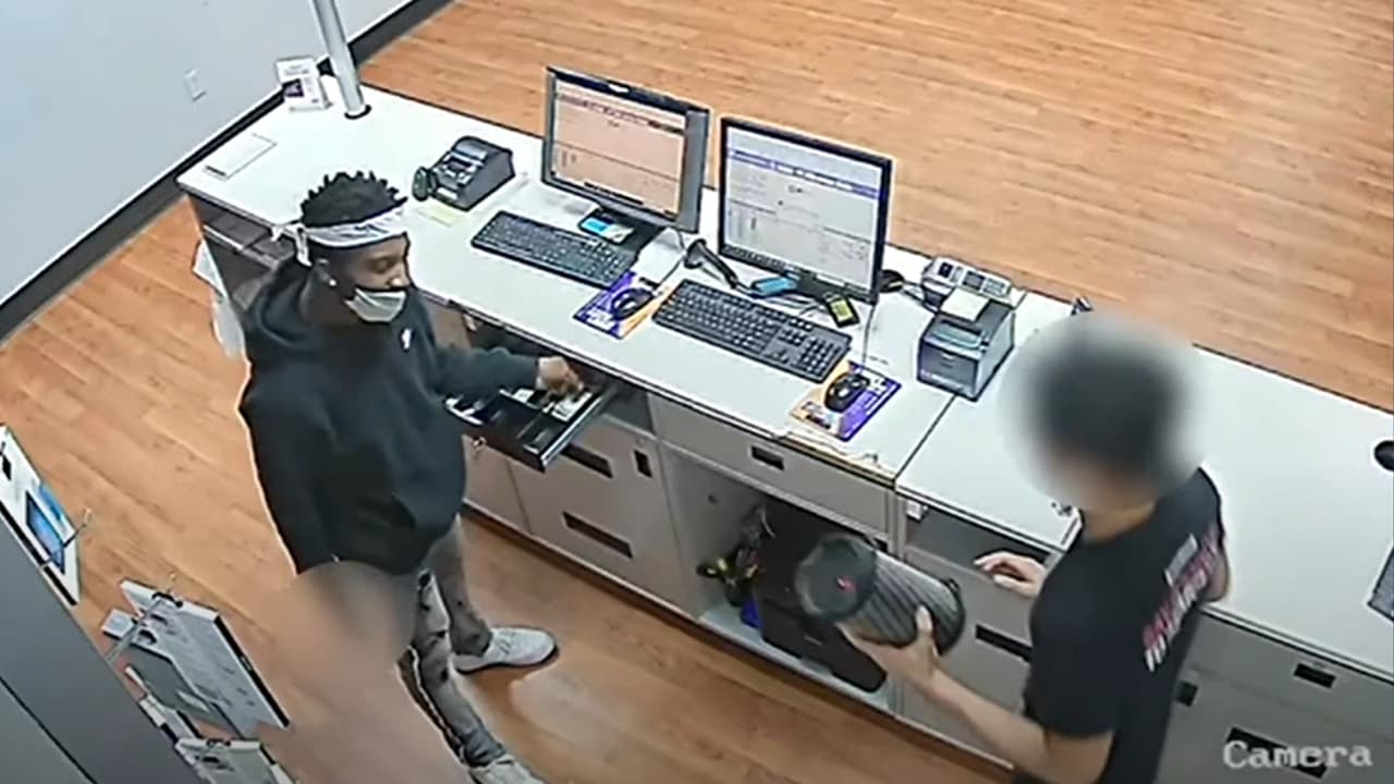 Quedó captado en video el robo a una tienda de teléfonos en Atlanta: la Policía busca a los sospechosos