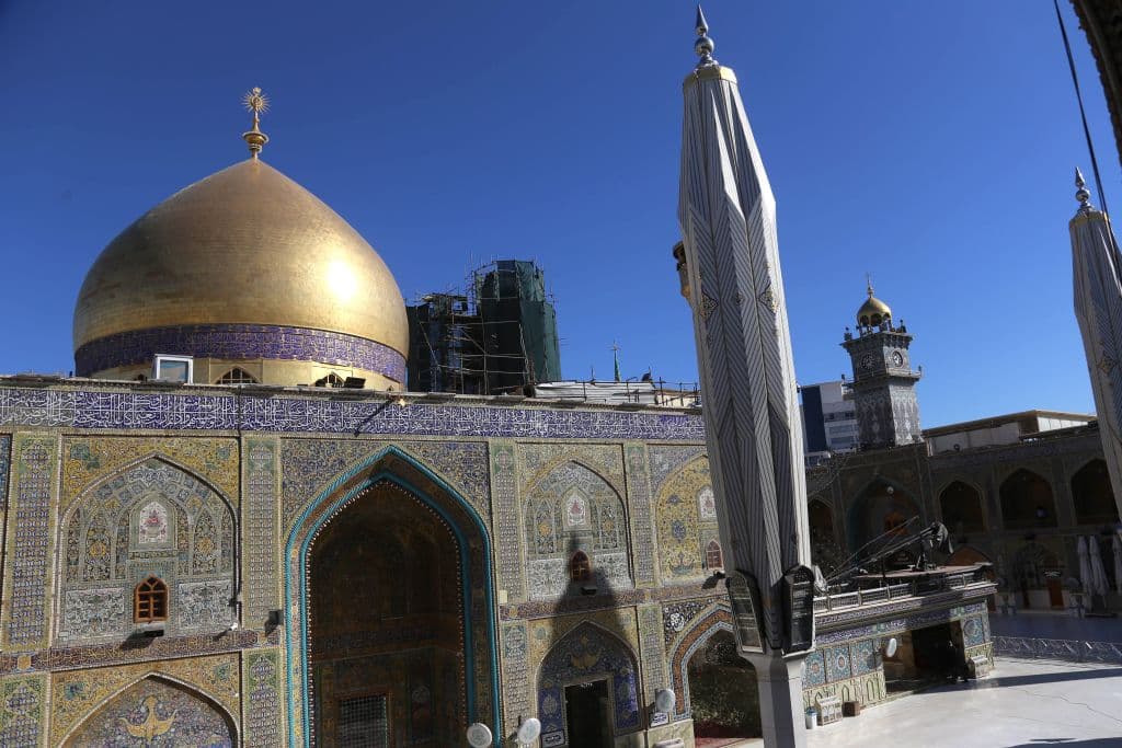 Al-Sistani, de 90 años, es uno de los clérigos más importantes del Islam chiíta y aunque de perfil bajo, ha sido una personalidad muy influyente y venerada en Irak, en donde un 60% de la población profesa el Islam chiíta. En la imagen se aprecia una foto del santuario del imán Alí en Nayaf.