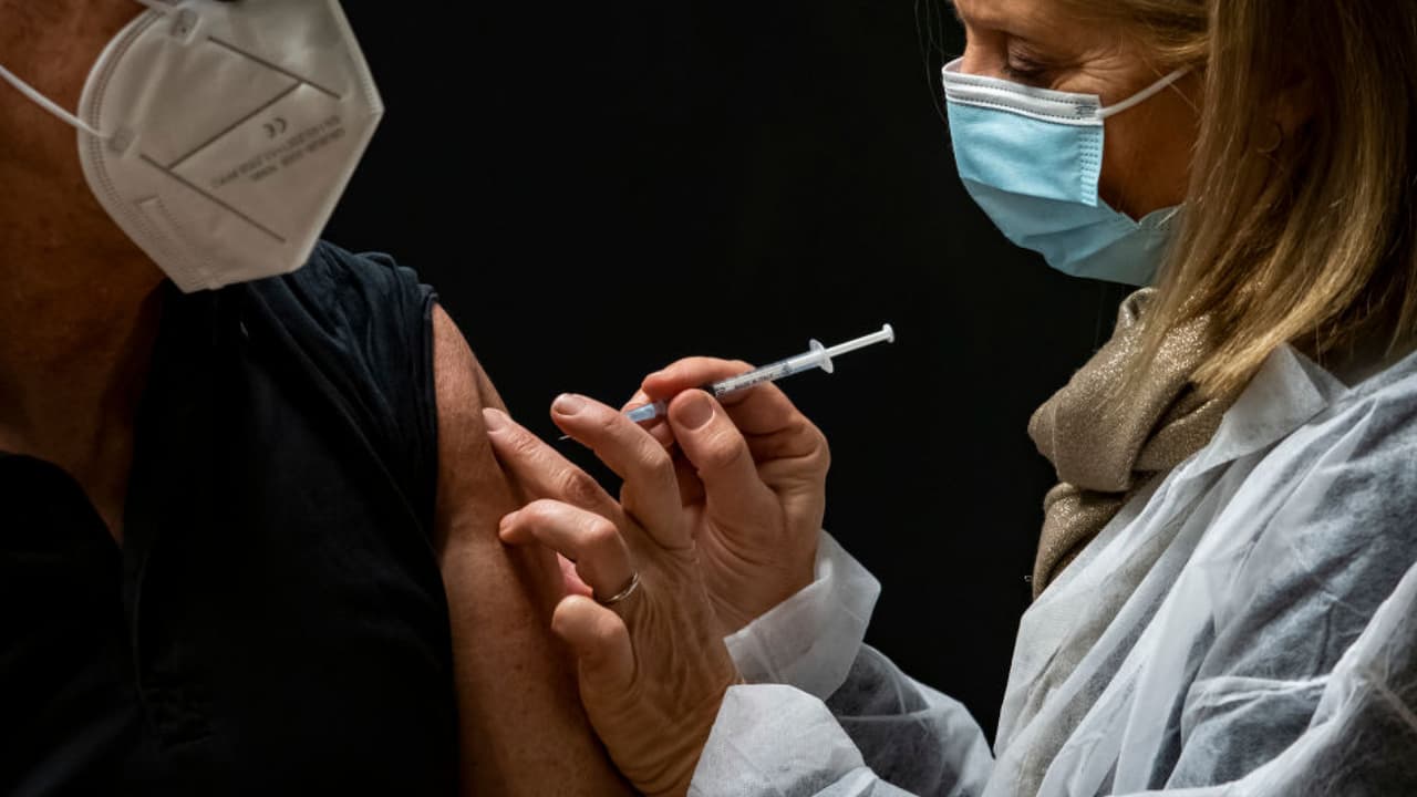 Comisionados del Condado Dallas anulan orden que daría prioridad a ciertos residentes para que se vacunen contra el coronavirus