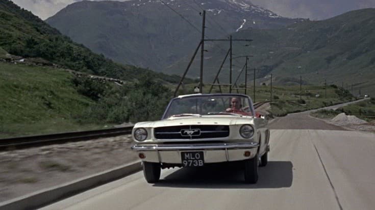 Es mucho lo que sabemos sobre las increíbles máquinas que James Bond ha manejado durante los últimos 55 años, de lo que se habla poco es sobre los autos que heroínas y villanas han conducido durante ese periodo.
<br>
<br>En la imágen se ve el Ford Mustang 1965 que apareció en Goldfinger, la primera aparición cinematográfica en la historia del Ford Mustang.