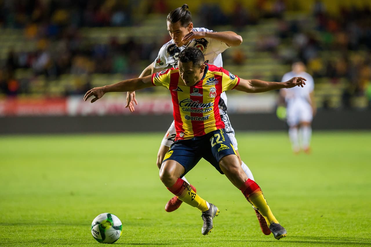 La pelea por ese esférico continuó entre ambos pero la mejor parte la sacó Acosta, después del forcejeo. Monarcas mejor plantado en el campo tras la primera media hora de partido.