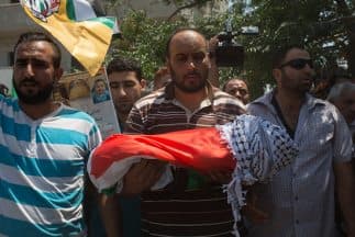 Palestinos cargan el cuerpo del bebé.