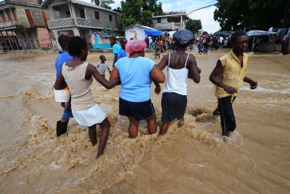 Pese a que desde el sábado "Tomás" perdió intensidad y se degradó a tormenta tropical, sus estragos en la isla siguen.