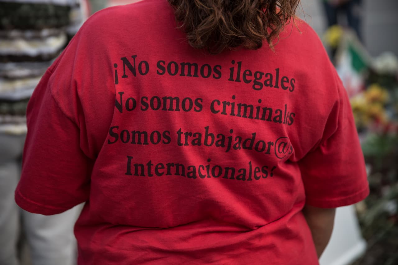Una mujer que se acercó este jueves a los novenarios con una franela que recoge parte del sentimiento de quienes tomaron la palabra durante los rezos de este jueves.