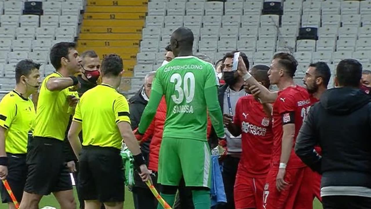 Capitán del Sivasspor es expulsado por mostrar error arbitral en móvil