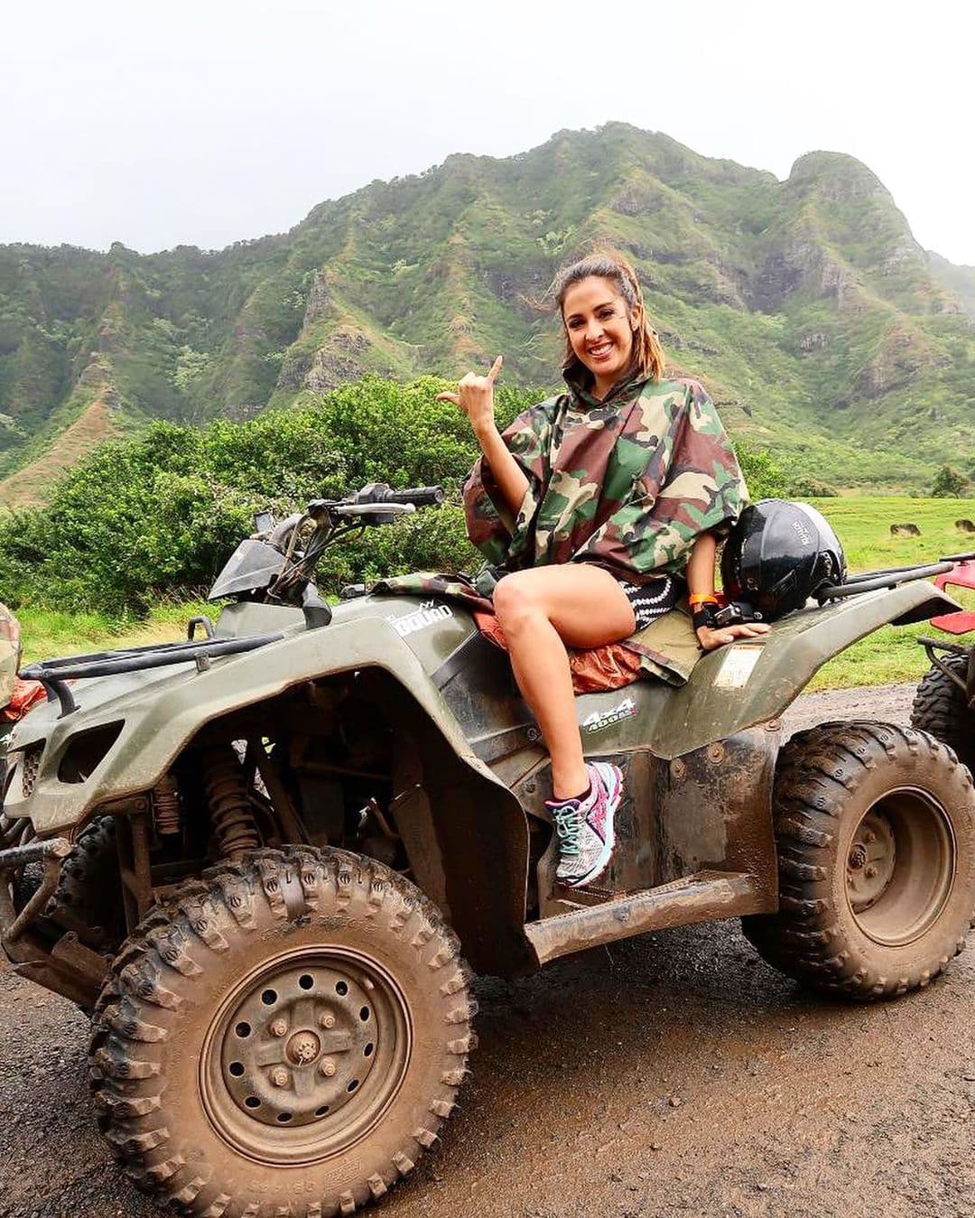 En Hawai también tuvo la oportunidad de despertar su personalidad intrépida y manejar en la jungla.