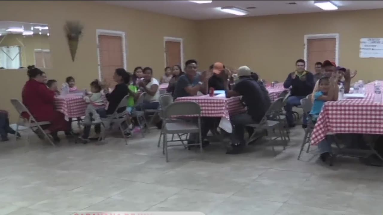 Ni las iglesias de Arizona dan abasto: envían a inmigrantes liberados a hoteles pagados por organizaciones