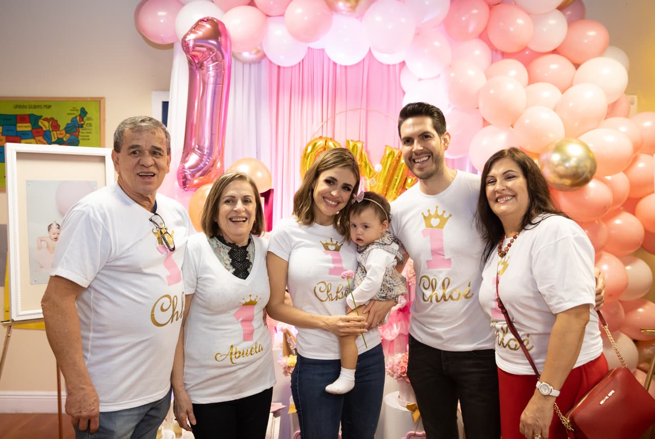La familia de Carolina y Andrés disfrutaron el primer cumpleaños de la pequeña. Tanto los padres como los felices abuelos llevaron playeras personalizadas en honor a Chloé.