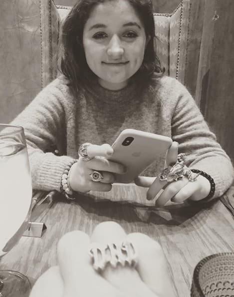 La melodía se llama 'Cura' y 
<b><a href="https://www.univision.com/famosos/fernanda-castro-ya-acompana-a-su-hermana-sofia-de-fiesta-fotos#2eff55e60000" target="_blank">su hija</a></b> se la envió al 'Güero Castro' desde Berklee College of Music, en Boston Massachusett, donde está estudiando.