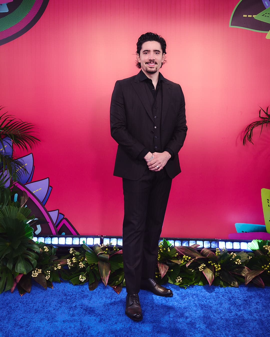 <b>Alex Fernández</b> lució un traje, zapatos y camisa en color negro.