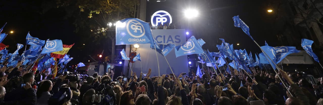 Seguidores del PP durante el discurso de Mariano Rajoy