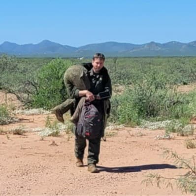 Este agente carga a una mujer por más de media milla que fue rescatada con síntomas severos de agotamiento por calor cerca de Douglas. Luego le brindó atención médica hasta que llegó una ambulancia, informó la Patrulla Fronteriza.