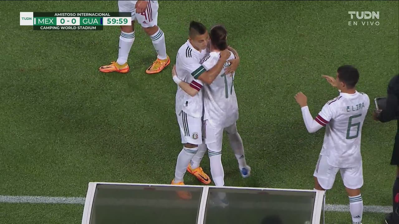 ¡La afición lo pedía! Marcelo Flores entra y la tribuna se vuelve 'loca'