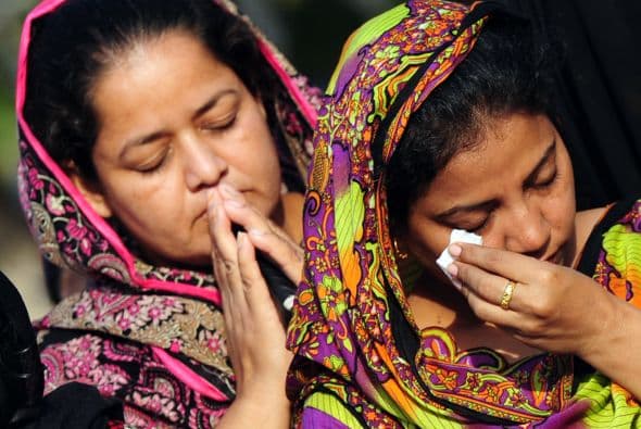 Pakistán amaneció conmocionado por la peor matanza cometida por los talibanes contra la comunidad cristiana, que costó la vida a más de ochenta personas y pone en jaque la estrategia de diálogo del Gobierno con los radicales. El último recuento ha elevado a 82 el número de fallecidos, que aún puede subir dado el estado crítico de varios de los más de 140 heridos ingresados en hospitales de la localidad noroccidental de Pesháwar, en una de cuyas iglesias se produjo la masacre. "No teníamos palabras ante el horror que teníamos delante", explicó hoy a Efe el director de la Liga Interconfesional de Pakistán (APIL), el cristiano Sayid Ishaq, quien visitó ayer junto a diversas autoridades regionales a las víctimas hospitalizadas. "No es solo un atentado contra nuestra minoría, sino también contra la humanidad de este país", dijo Ishaq, quien calificó la situación tras el ataque "como la peor sufrida hasta ahora por los cristianos paquistaníes".