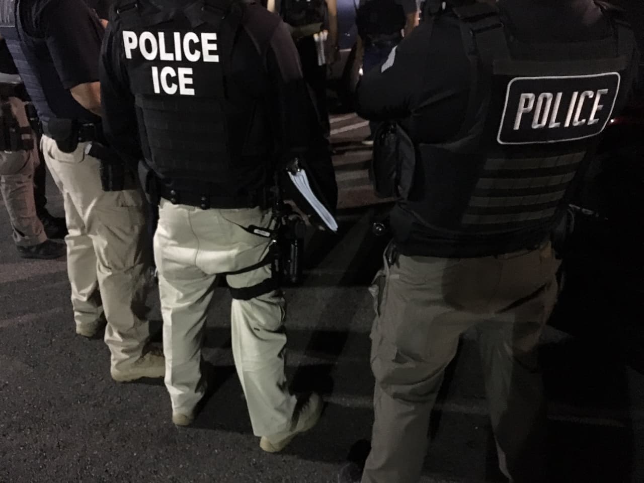 A las 5:00 am un equipo de 14 agentes migratorios se reúnen para dar los últimos detalles de la operación en el Valle de San Fernando.