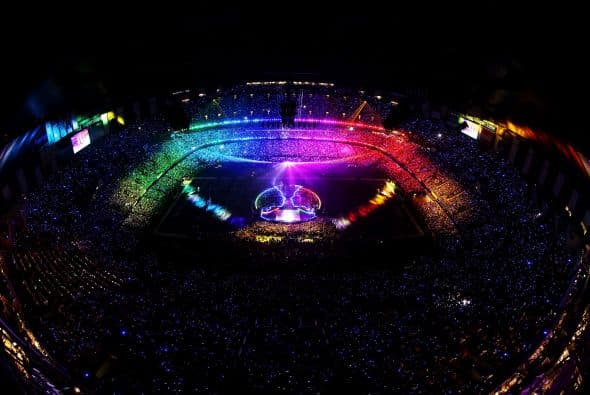 Ni el mejor guionista de Hollywood hubiese podido escribir un libreto mejor que el Super Bowl 2013. Con lágrimas, risas, entretenimiento, estupor, suspenso, miedo y mucha emoción, este Super Bowl “tuvo de todo un mucho”. El coro de la escuela de Newtown que sufrió en diciembre una matanza que conmocionó al mundo, con 26 niños de la escuela primaria Sandy Hook, abrió la ceremonia previa al partido con la canción "America The Beautiful", al lado de la actriz y cantante Jennifer Hudson. Los estudiantes llevaban lazos verdes en homenaje a los 20 niños y 6 adultos asesinados en Sandy Hook el pasado 14 de diciembre, y durante su actuación muchos de los jugadores y espectadores apenas pudieron contener las lágrimas. Después le tocó el turno a Alicia Keys, quien al piano y con un sexy vestido rojo de tirantes interpretó el himno nacional estadounidense, agregando algunas palabras en la estrofa final, ante el estupor de algunos. La actuación musical del descanso, la más esperada siempre, correspondió este año a Beyoncé y llegó precedida de la polémica después de que la estrella admitiera que cantó el himno nacional en falso directo, sobre una canción pregrabada, durante la ceremonia de la segunda investidura presidencial de Barack Obama. La artista con mucha fuerza y sin dejar de bailar sobre un escenario con fuegos artificiales y luces con la forma de su rostro y su larga melena, vistiendo un conjunto de cuero negro de Rubin Singer, con guantes a juego y botines de tacón, y acompañada de más de 100 bailarines repasó algunos de sus éxitos como "Love on Top", "Crazy in Love", "Baby Boi" y "Till the End of Time". Se unieron a ella después Kelly Rowland y Michelle Williams, sus compañeras en el ya disuelto grupo Destiny's Child y vestidas también de negro. Las tres cantaron y bailaron sincronizadas "Independent Woman" y "Single Ladies (Put A Ring On It)". En el tercer cuarto del partido se produjo un inesperado apagón, que duró 34 minutos, y que fundió a negro las televisiones de millones de hogares en todo el país y dejó en blanco a los presentadores de la cadena CBS, la encargada de la retransmisión. Con cada bloque de treinta segundos de publicidad vendido a un precio de entre 3,7 y 3,8 millones de dólares, los dos anuncios de Chrysler estuvieron entre los mejores, según un sondeo realizado por The Wall Street Journal a ejecutivos publicitarios y espectadores, pero según USA Today el primer lugar correspondió a Budweisser. También fueron muy comentados en Twitter los de Taco Bell y Doritos, en una noche en la que rostros conocidos como los actores de comedia Amy Poehler ("Parks and Recreation"), Tracy Morgan ("30 Rock") y Kaley Cuoco ("The Big Bang Theory"), y la modelo Bar Refaeli se colaron en algunos de los anuncios.