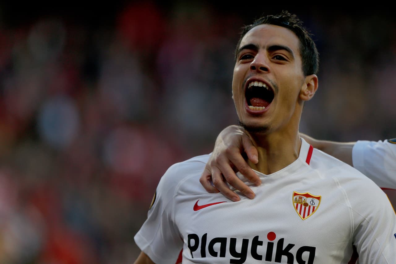 El ágil delantero francés encaró y de pierna derecha definió a un costado para comenzar el festejo de los españoles en su casa.